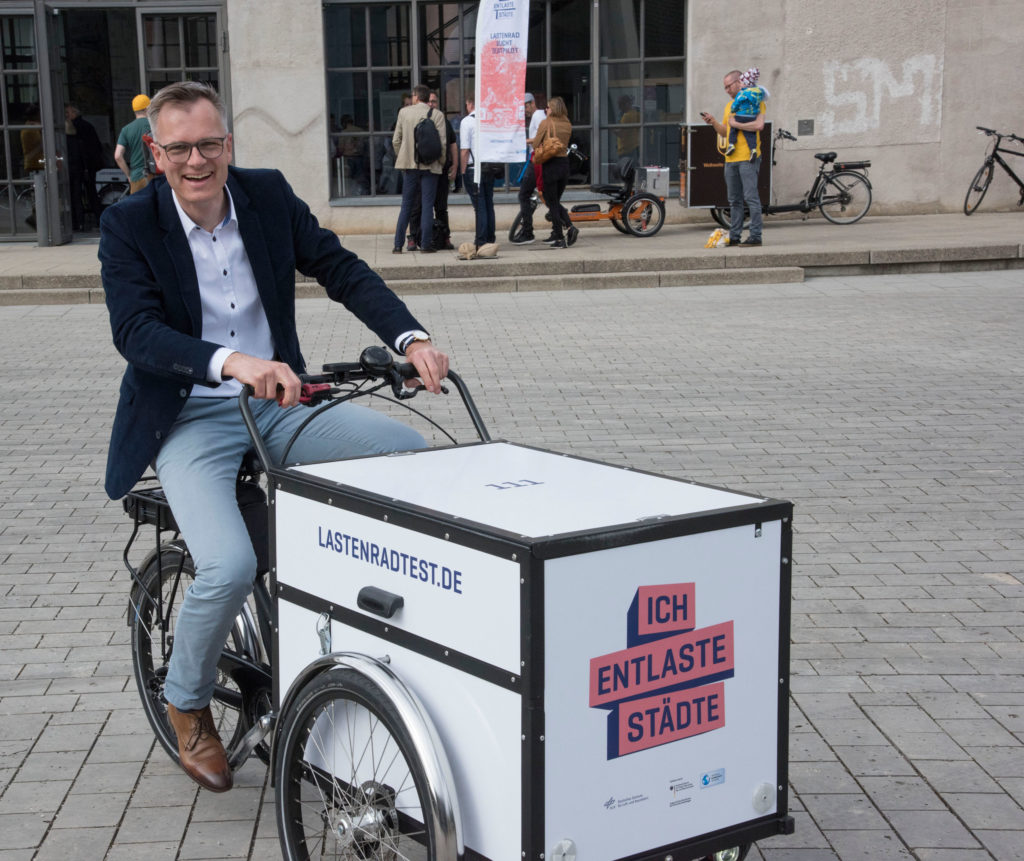 Dr. Korbinian Leitner von der IHK für München und Oberbayern testet ein Projektrad von Christiania Bikes. Foto: Deutsches Museum