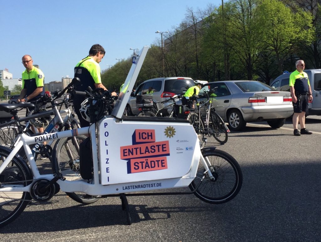 Im Einsatz bei einer Verkehrskontrolle. Foto: Gero Schorch/@doktor_hammer bei Twitter