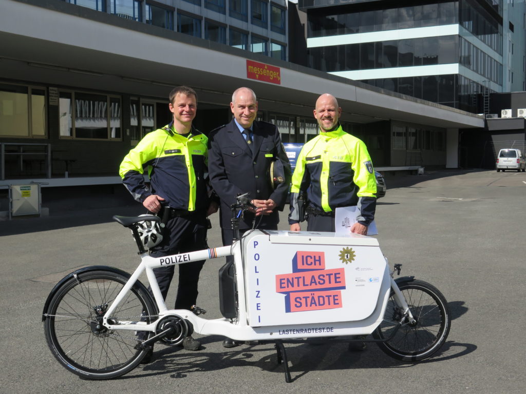 Die Fahrradstaffel der Polizei Berlin nimmt beim Projektpartner messenger GmbH ihr Testrad entgegen. Foto: Arne Behrensen/cargobike.jetzt