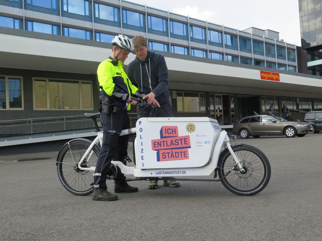 Letzte Einweisung für Polizeioberkommissar Kay Biewald vom technischen Servicepartner. Foto: Arne Behrensen/cargobike.jetzt