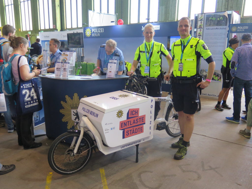 Die Berliner Polizei ist regelmäßig Aussteller bei der Fahrradmesse VELOBerlin. Mitte April präsentierte sich dort die Fahrradstaffel mit ihrem neuen Dienstfahrzeug. Foto: Arne Behrensen/cargobike.jetzt