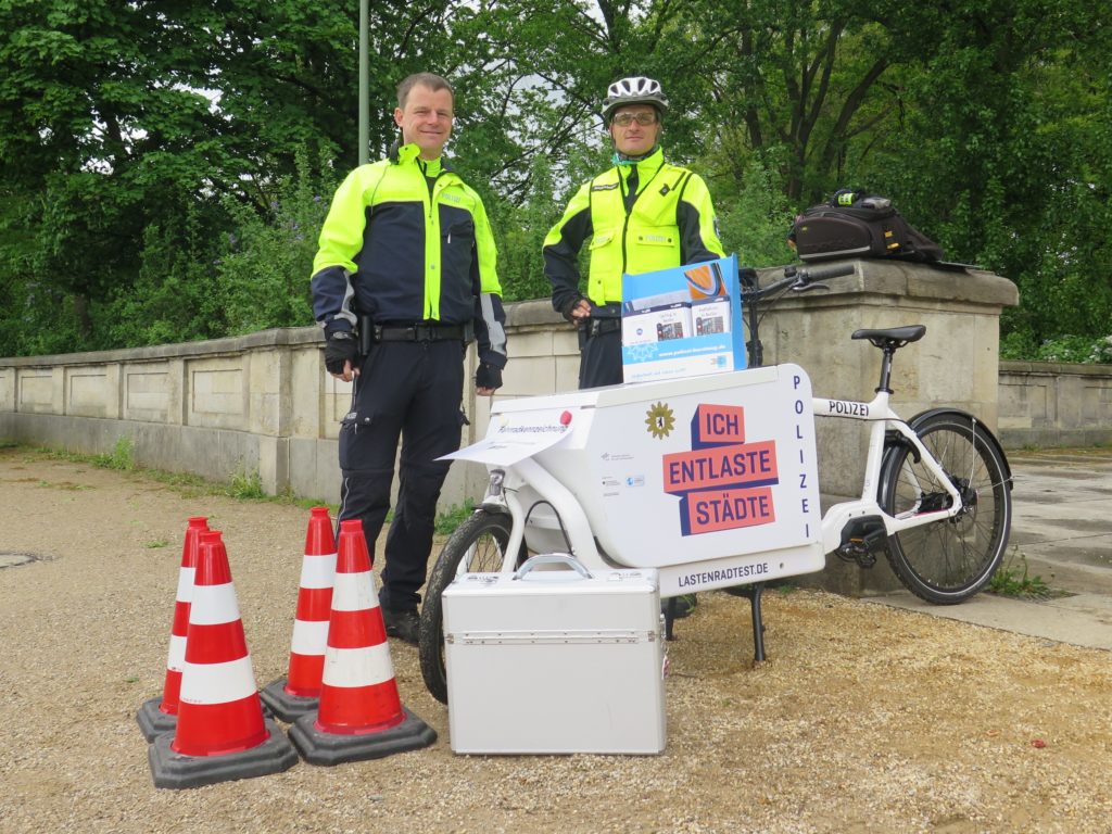 Für die regelmäßigen Fahrradcodieraktionen im öffentlichen Raum bietet das Lastenrad den nötigen Stauraum, einen Infotisch und Aufmerksamkeit. Foto: Arne Behrensen/cargobike.jetzt 