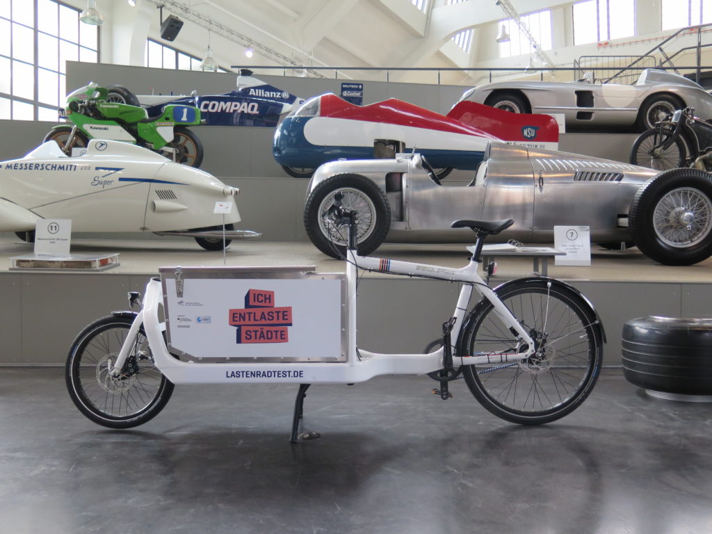 Projektrad vor historischer Kulisse im Verkehrszentrum des Deutschen Museum in München. Foto: Arne Behrensen/cargobike.jetzt