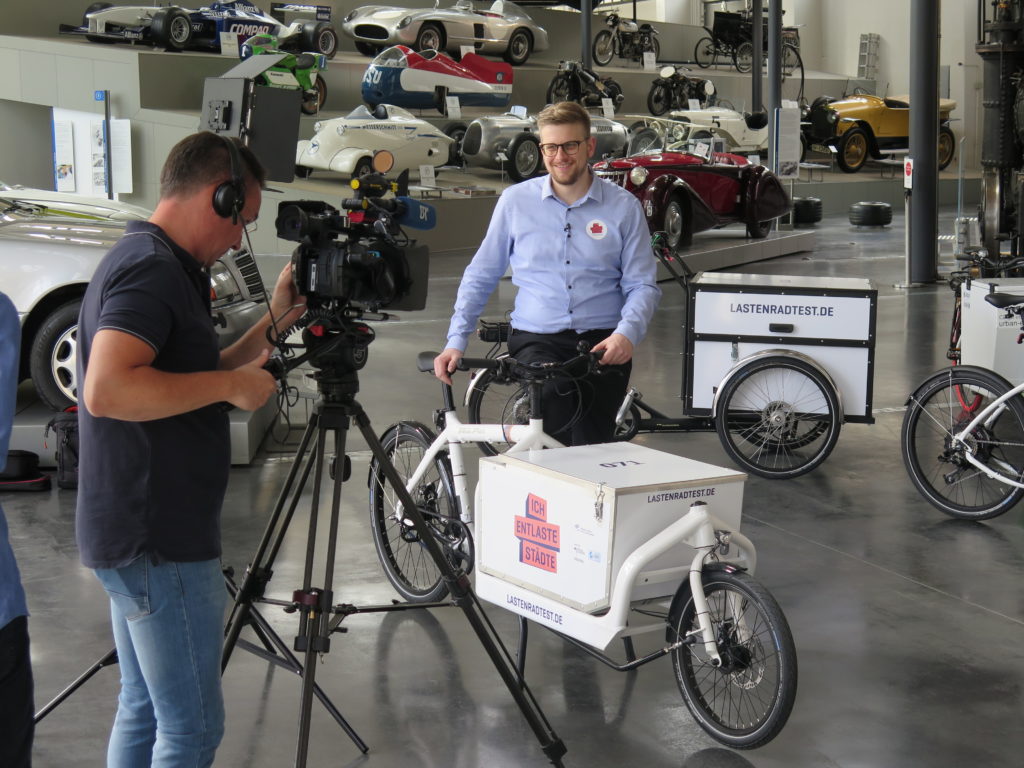 Projektleiter Johannes Gruber (DLR) im Interview mit dem Bayerischen Rundfunk. Foto: Arne Behrensen/cargobike.jetzt