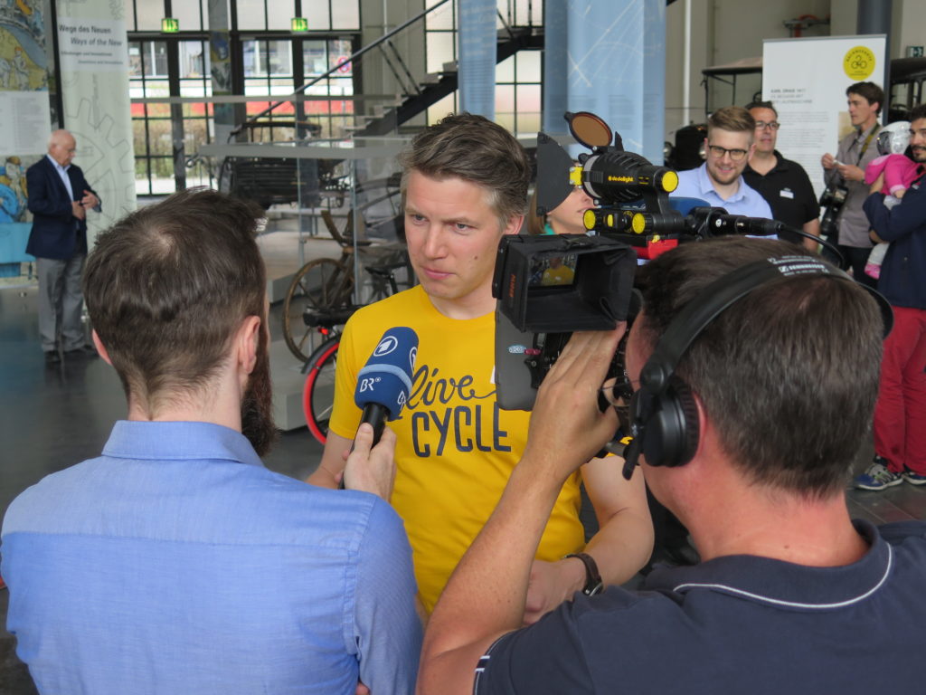 Der Münchener Projektpartner Live Cycle im Gespräch mit dem Bayerischen Rundfunk. Foto: Arne Behrensen/cargobike.jetzt