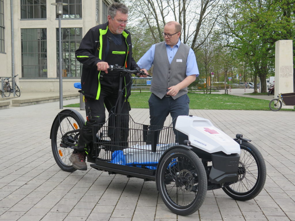 Im Anschluss an die Veranstaltung: Testfahren im Innenhof mit kompetenter Einweisung - hier durch einen vertreter des Herstellers Sortimo. Foto: Arne Behrensen/cargobike.jetzt