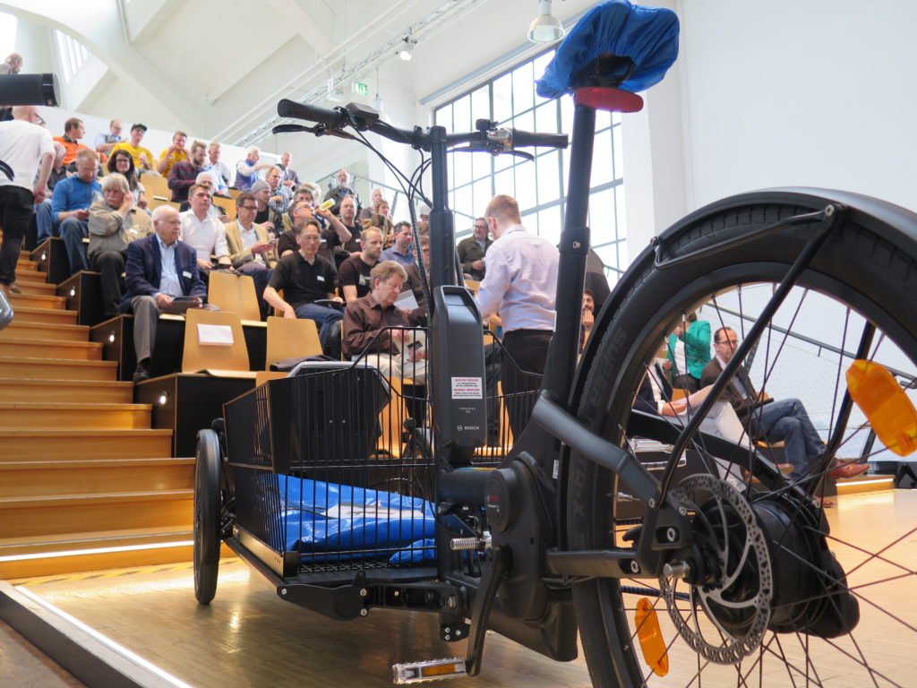 Die Ränge füllen sich. Foto: Arne Behrensen/cargobike.jetzt