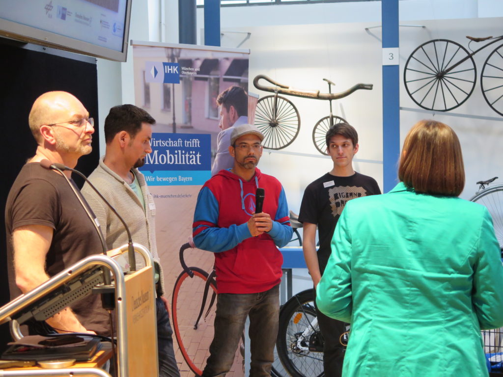 Kerstin Swoboda von der IHK für München und Oberbayern im Gespräch mit Münchener Projektteilnehmern. Foto: Arne Behrensen/cargobike.jetzt