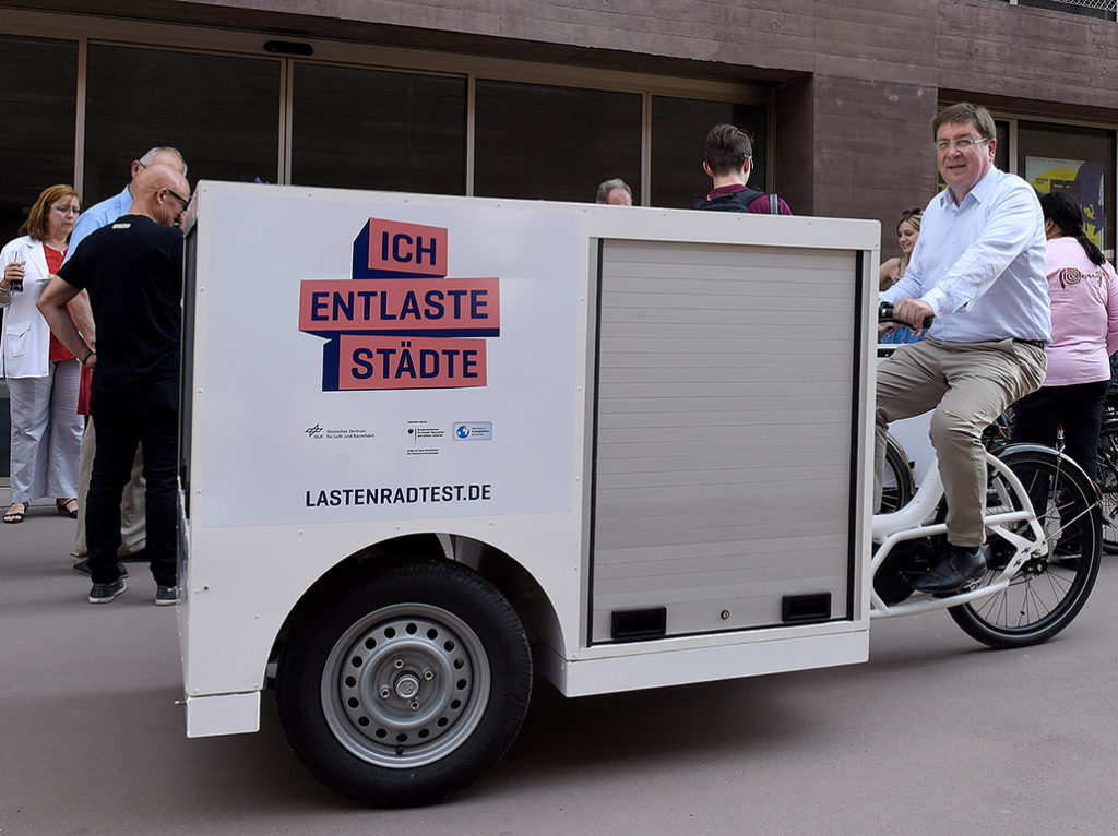 Mannheims Bürgermeister Lothar Quast auf einem der größten Projektfahrzeuge (Foto: Thomas Troester)