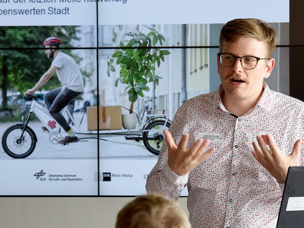 Johannes Gruber (DLR) erklärte den Hintergrund und die Teilnahmemodalitäten des Projekts "Ich entlaste Städte" (Foto: Thomas Troester)