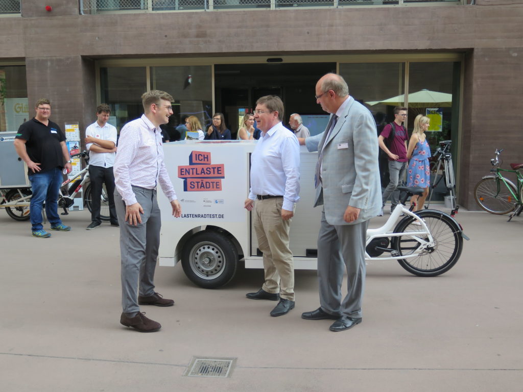 Projektleiter Johannes Gruber im Gespräch mit Mannheims Bürgermeister Lothar Quast und Artin Adjemian, Leiter des Geschäftsbereichs "Handel, Verkehr, Dienstleistungsgewerbe" bei der IHK Rhein-Neckar (Foto: Arne Behrensen)