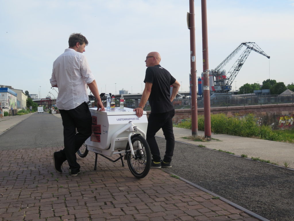 Gegen Ende der Veranstaltung kehrt für die Servicepartner Tommy Abel (Cargovelo Services) und Dirk Brauer (messenger) Ruhe ein (Foto: Arne Behrensen)