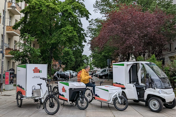 Ein Fotograf fotografiert mehrere Lastenräder auf der Straße