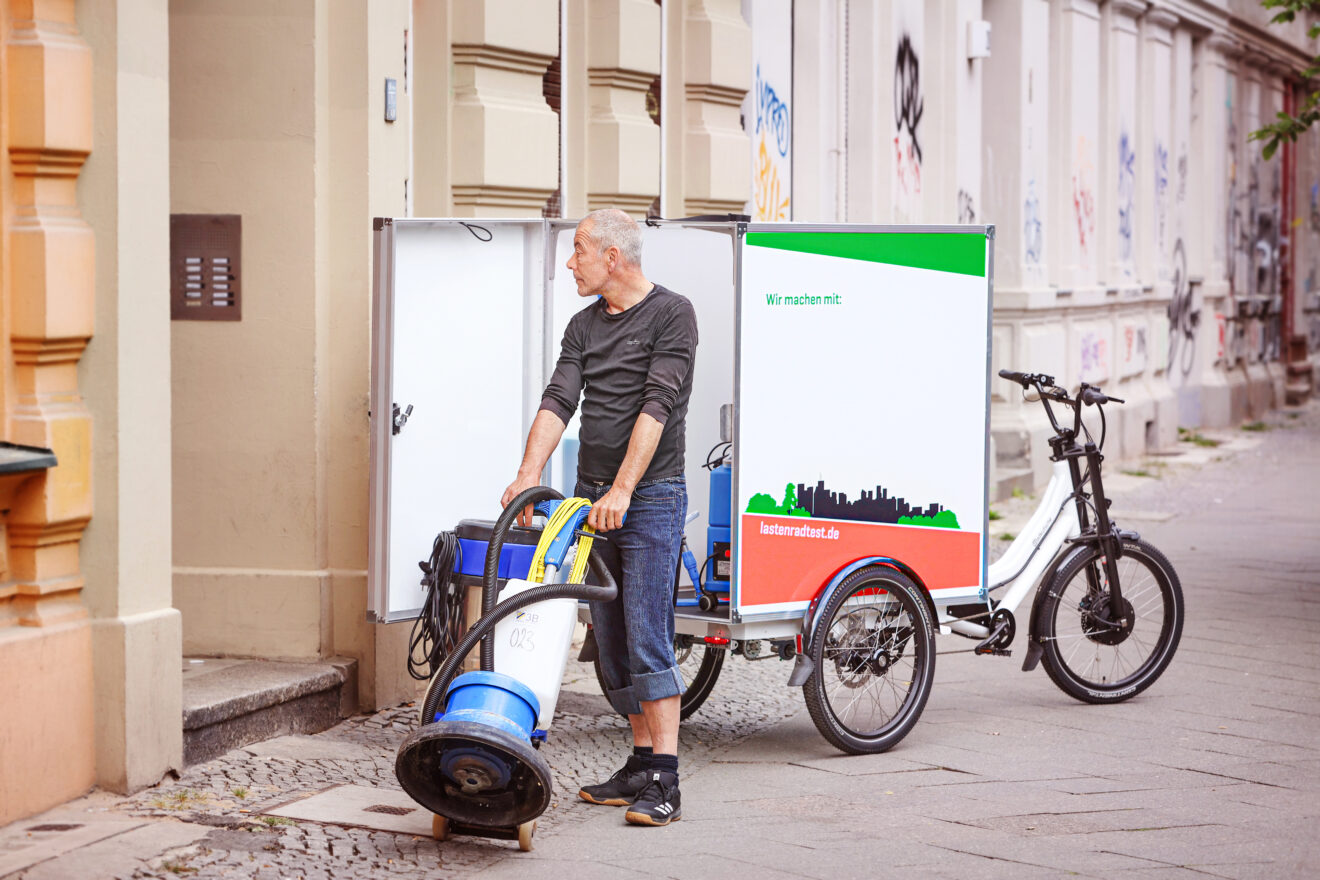 Das dreirädrige Schwerlastenrad "Radkutsche Musketier" mit dem Kofferaufbau Muskebox. Die Ladehöhe beträgt 125 cm.