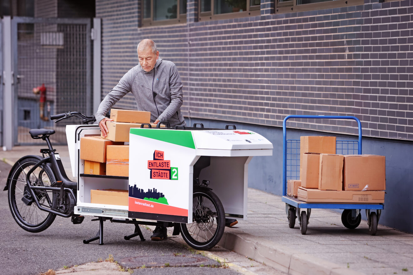 Das zweirädrige Lastenrad Urban Arrow Cargo mit einer aufschiebbaren Transportbox,