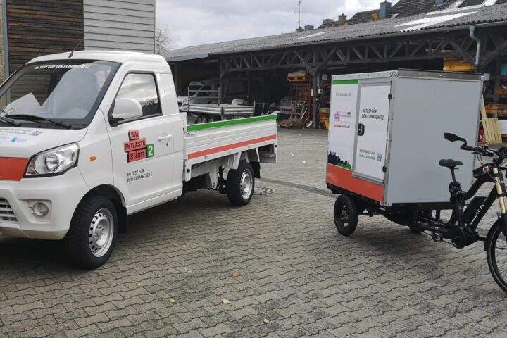 Cenntro 200 Pritschenwagen und Lastenrad XCYC stehen auf einem Betriebshof