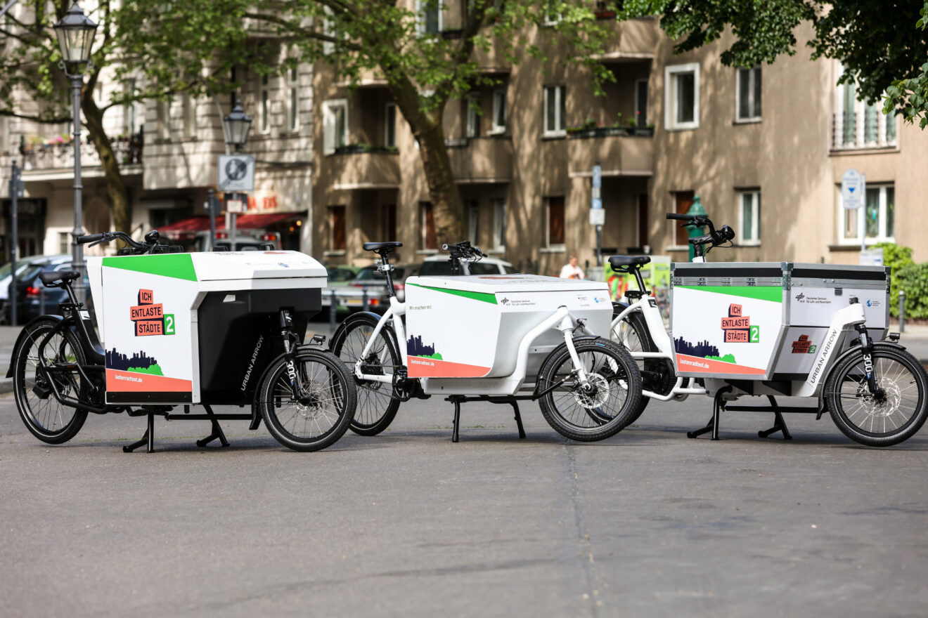 Drei Long-John-Lastenräder stehen auf der Straße