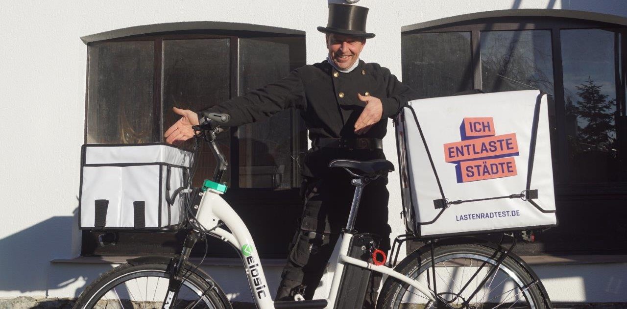 Schornsteinfeger Ruppertz aus Anröchte mit seinem "Ich entlaste Städte"-Testrad