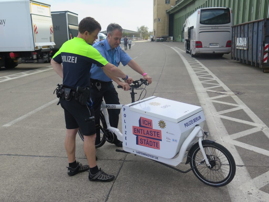 Fahreinweisung eines Kollegen am Rande der VELOBerlin. Foto: Arne Behrensen/cargobike.jetzt