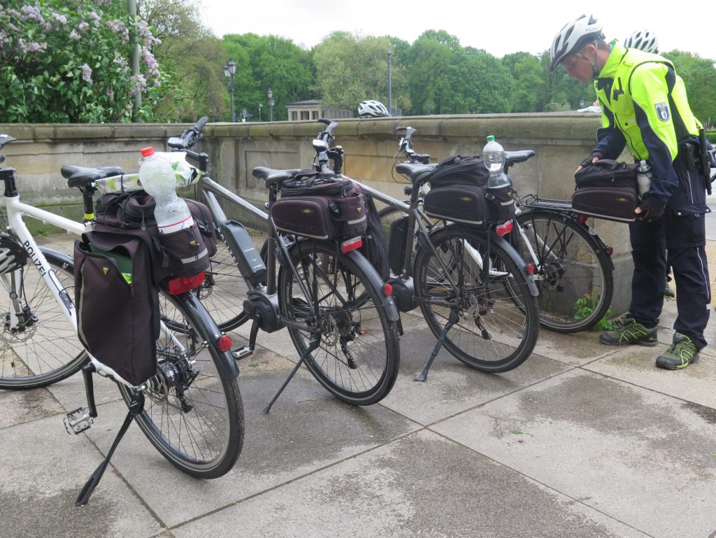 Die klassischen Fahrräder und Pedlecs der Polizeistaffel mit kleiner Transportbox. Foto: Arne Behrensen/cargobike.jetzt