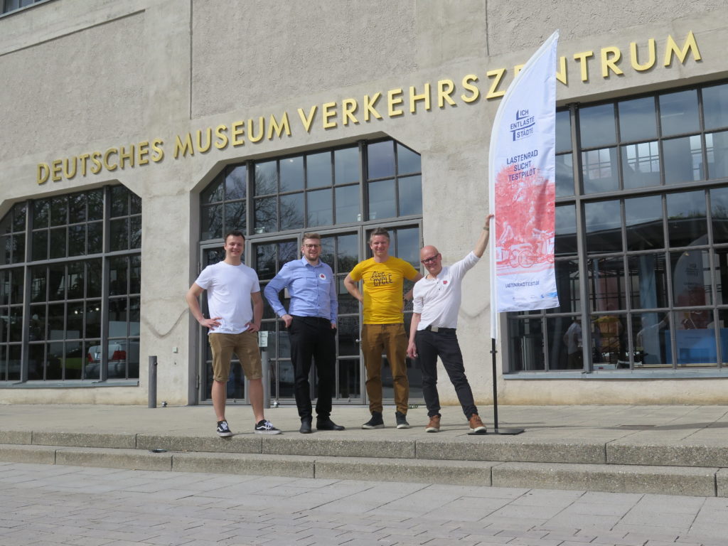 Projektleiter Johannes Gruber (DLR) mit den Projektpartnern der messenger Kurier AG aus Berlin und Live Cycle aus München freuen sich über eine gelungene Veranstaltung. Foto:  Arne Behrensen/cargobike.jetzt 