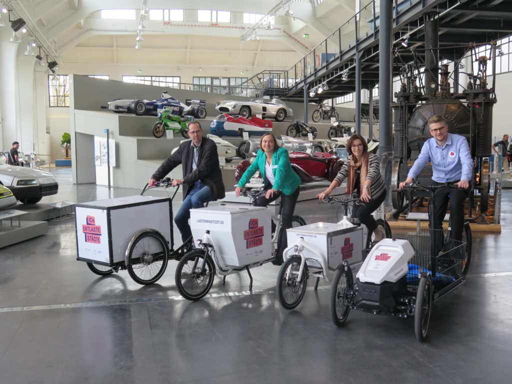 Probesitzen vor Veranstaltungsbeginn: Uwe Hera (Landeshauptstadt München), Bettina Gundler (Deutsches Museum), Kerstin Swoboda (IHK München und Oberbayern) und Johannes Gruber (DLR). Foto: Arne Behrensen/cargobike.jetzt