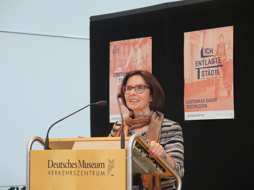 Dr. Bettina Gundler, Leiterin der Hauptabteilung Landverkehr und Verkehrszentrum am Deutschen Museum begrüßt die Teilnehmer. Foto: Arne Behrensen/cargobike.jetzt