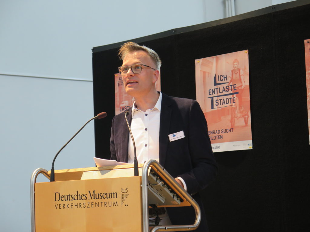 Dr. Korbinian Leitner, Referatsleiter Verkehrsinfrastruktur und Mobilität der IHK für München und Oberbayern betont die nötige Wirtschaftlichkeit von E-Lastenrädern im gewerblichen Einsatz. Foto: Arne Behrensen/cargobike.jetzt