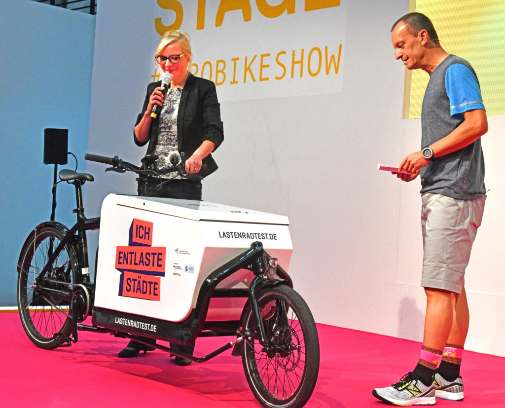Lea Heinrich vom Center for Mobility Studies der Zeppelin Universität stellte "Ich entlaste Städte" auf der EUROBIKE-Pressekonferenz vor. Bild: Messe Friedrichshafen