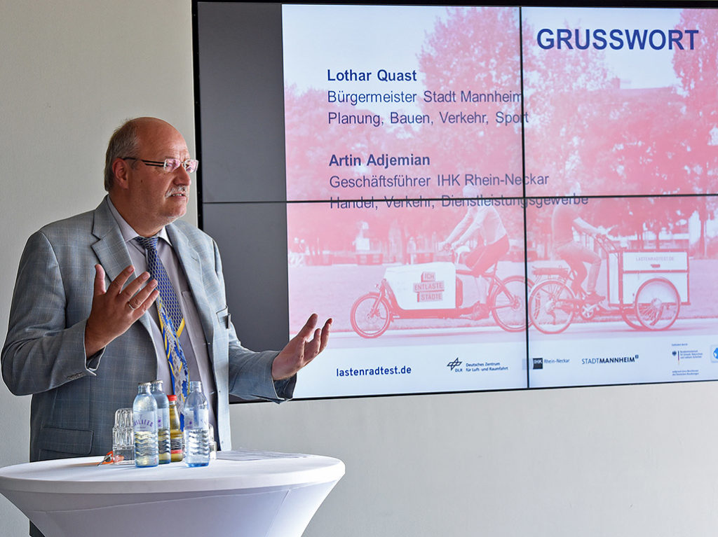 Artin Adjemian von der IHK Rhein-Neckar führte durch die Veranstaltung (Foto: Thomas Troester)