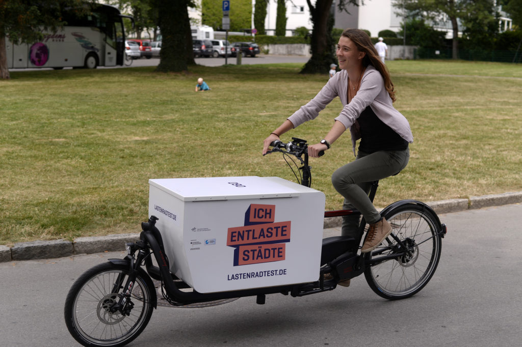 Erste Testerin am Bodensee: Astrid Müller vom Umweltamt Friedrichshafen. Bild: Lena Reiner, menschenfotografin.de