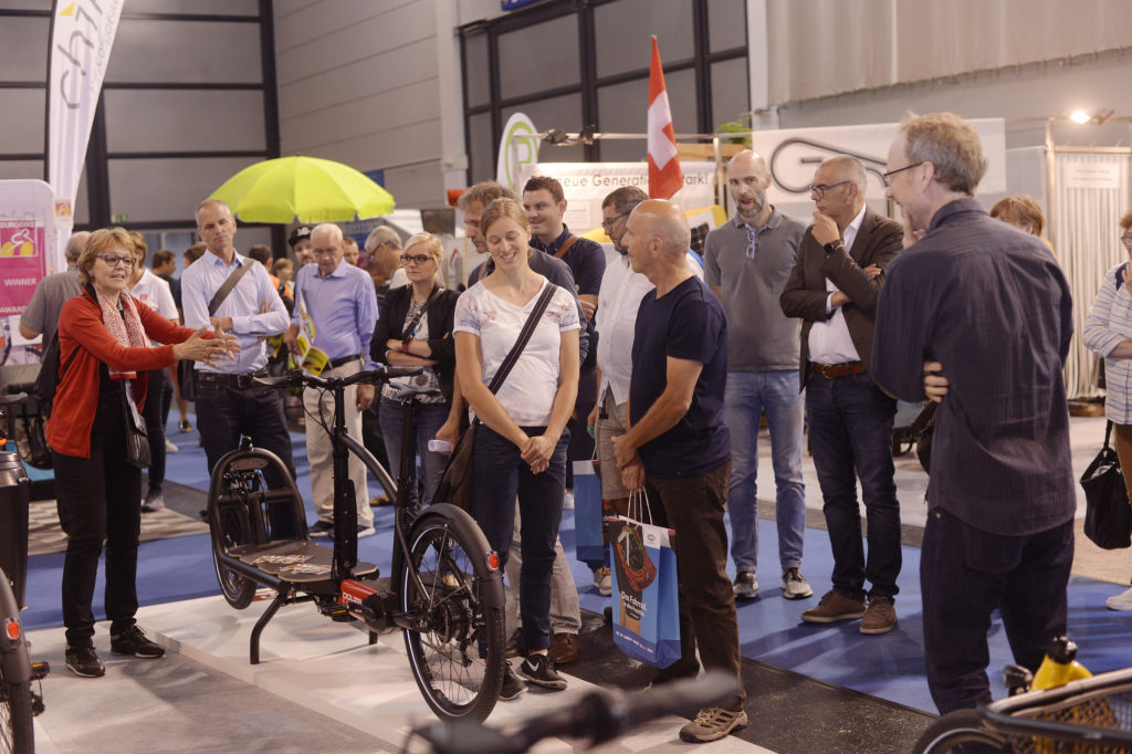 Führung durch die Cargo Area. Am Stand von Douze Cycles aus Frankreich. Foto: Lena Reiner