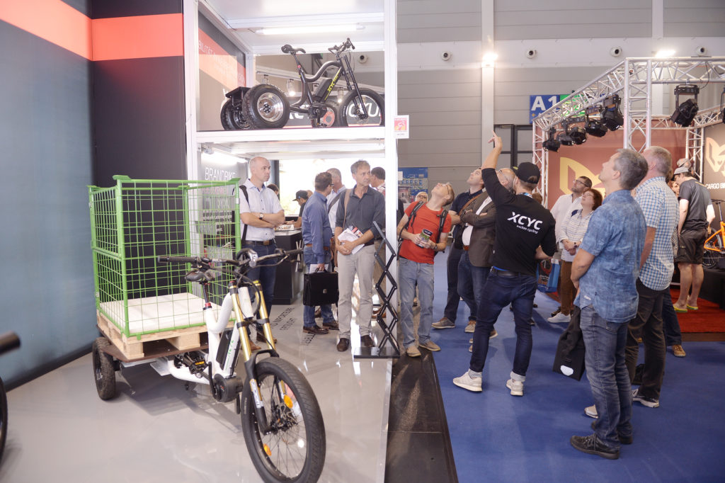 Führung durch die Cargo Area. Am Stand von XCYC aus Calw. Foto: Lena Reiner