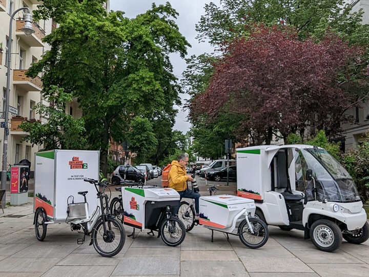 Ein Fotograf fotografiert mehrere Lastenräder auf der Straße
