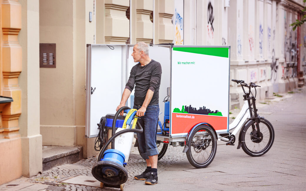 Das dreirädrige Schwerlastenrad "Radkutsche Musketier" mit dem Kofferaufbau Muskebox. Die Ladehöhe beträgt 125 cm.