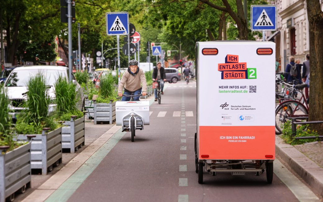 Auf dem Radweg begegnen sich zwei Lastenräder