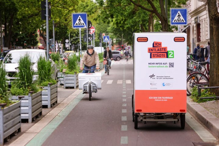Auf dem Radweg begegnen sich zwei Lastenräder