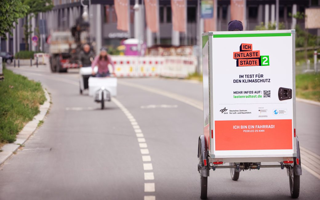 Ein Schwerlastenrad fährt auf dem Radweg