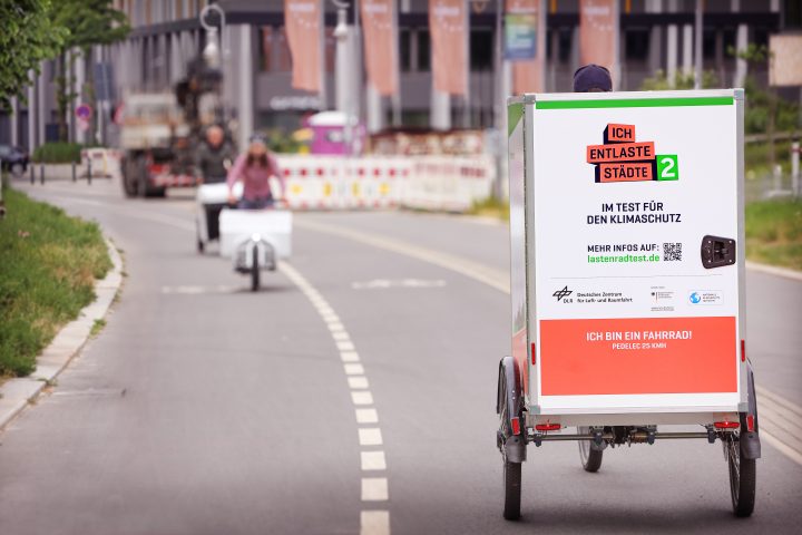 Ein Schwerlastenrad fährt auf dem Radweg