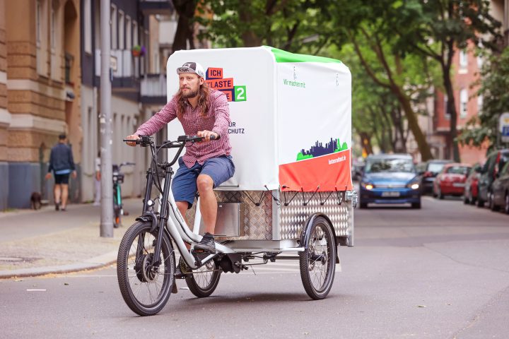 Radkutsche Musketier: dreirädriges Schwerlastenrad mit flexiblem Laderaum unter der Plane