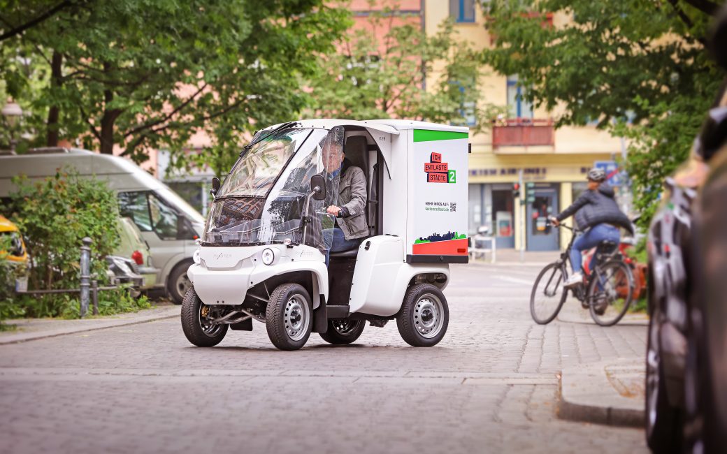 Das einsitzige Leichtelektromobil Paxster ist schmal und kurz und bietet dennoch ein großes Ladevolumen