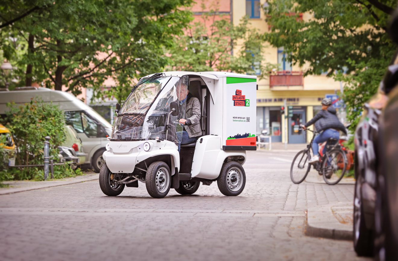 Das einsitzige Leichtelektromobil Paxster ist schmal und kurz und bietet dennoch ein großes Ladevolumen