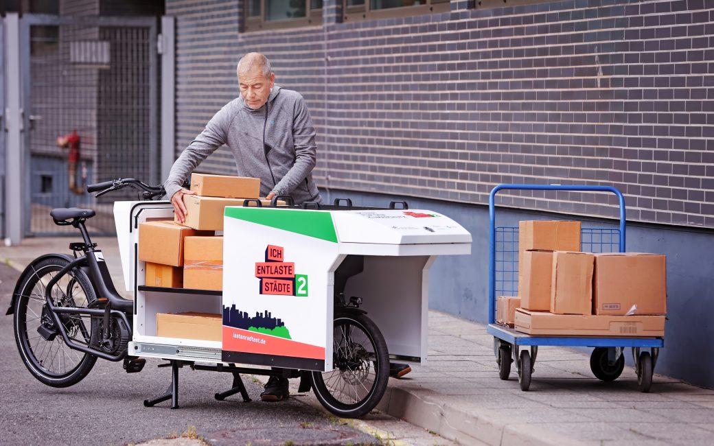 Das zweirädrige Lastenrad Urban Arrow Cargo mit einer aufschiebbaren Transportbox,