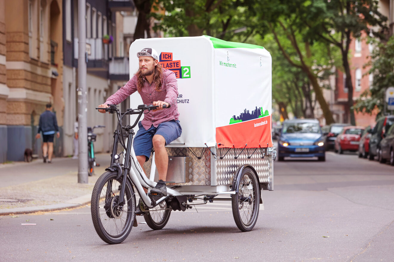 Radkutsche Musketier: dreirädriges Schwerlastenrad mit flexiblem Laderaum unter der Plane