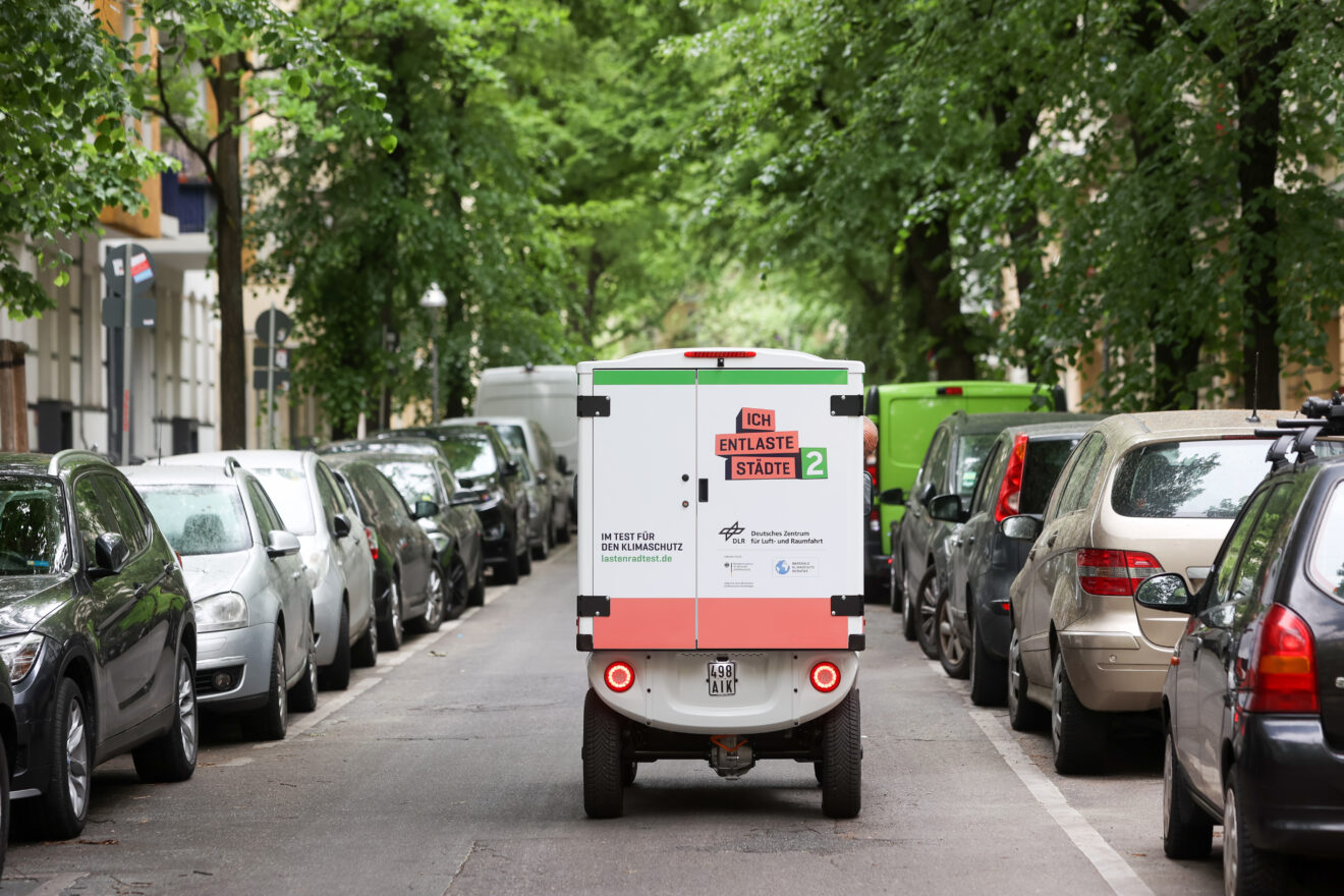 Ein Leichtelektromobil fährt auf einer innerstädtischen Straße