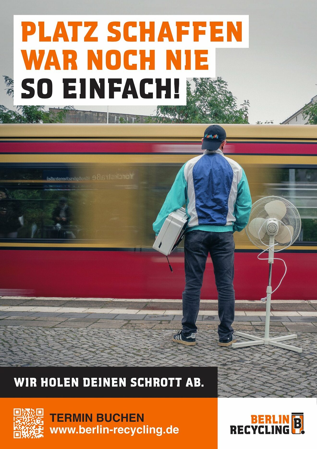 Ein Werbeplakat von Berlin Recycling, um die Abholung von Elektroschritt per Lastenrad zu bewerben. Schlagzeile: "Platz schaffen war noch nie so einfach." Ein Mann steht am Bahngleis. Er hat einen alten PC-Drucker und einen Ventilator dabei.