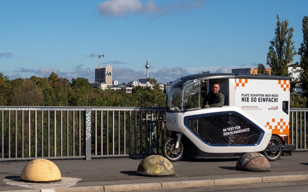 Ein Lastenrad steht auf einer Brücke in Berlin