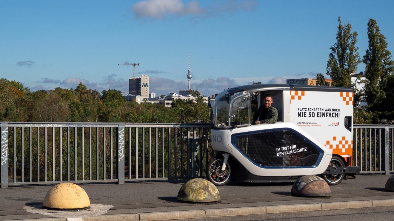 Ein Lastenrad steht auf einer Brücke in Berlin