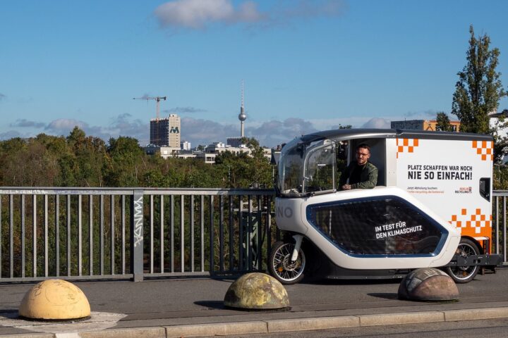 Ein Lastenrad steht auf einer Brücke in Berlin