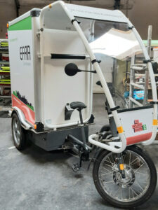 Ein Lastenrad mit Kofferaufbau bei EFRA Lichtwerbung in Köln